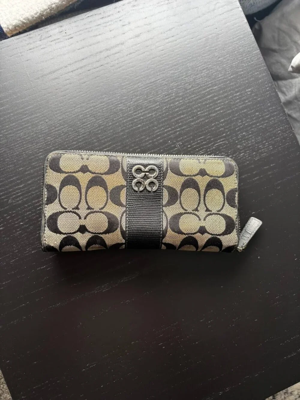 Coach Essential Slim Accordion Zip Wallet